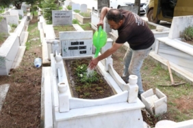 Eskişehir'de Mezar Bakımına Dair İlginç Bir Hikaye: Avrupa'dan Müşterileri Olan Namık Kemal Şahinli
