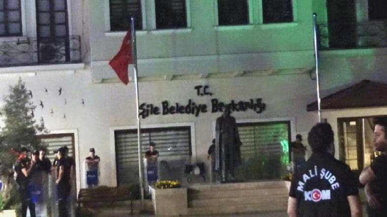 istanbul-emniyet-mudurlugunden-sile-belediyesine-operasyon-RdGygURc.jpg