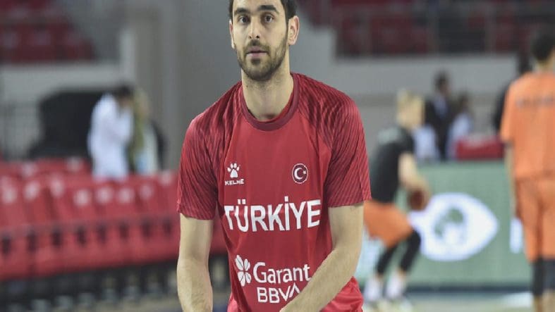 mersin-spor-kartal-ozmizrak-ile-sozlesmesini-yeniledi-GKZRKBb1.jpg