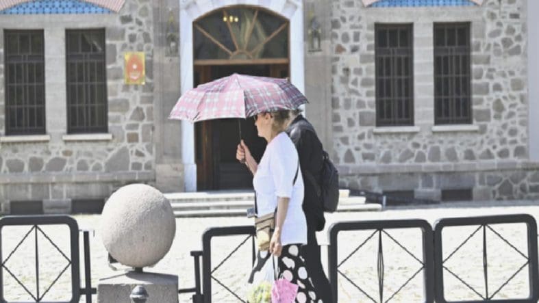 turkiyede-kavurucu-yaz-sicaklari-ve-serinleme-tahminleri-3rYdzA26.jpg