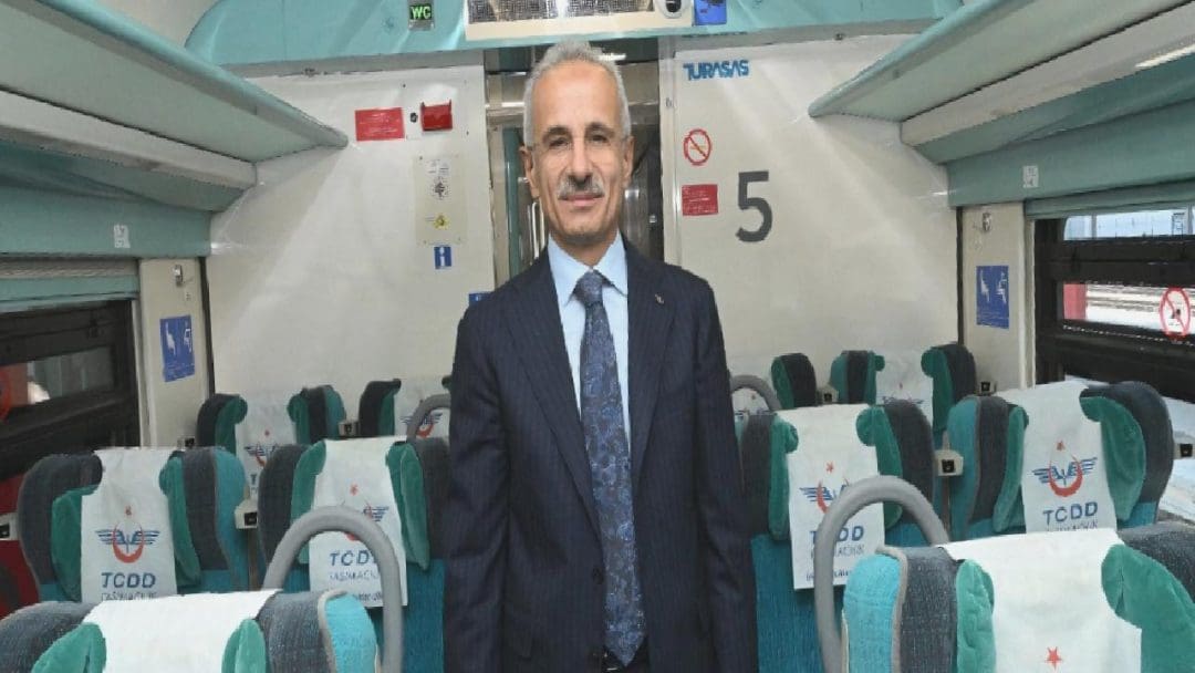 ulastirma-ve-altyapi-bakani-abdulkadir-uraloglundan-yaz-donemi-yht-seferleri-aciklamasi-DfZVflfN.jpg